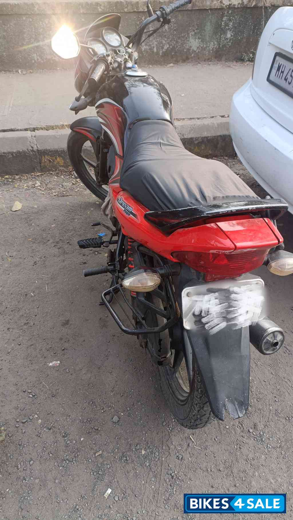 Black And White Honda Dream Yuga