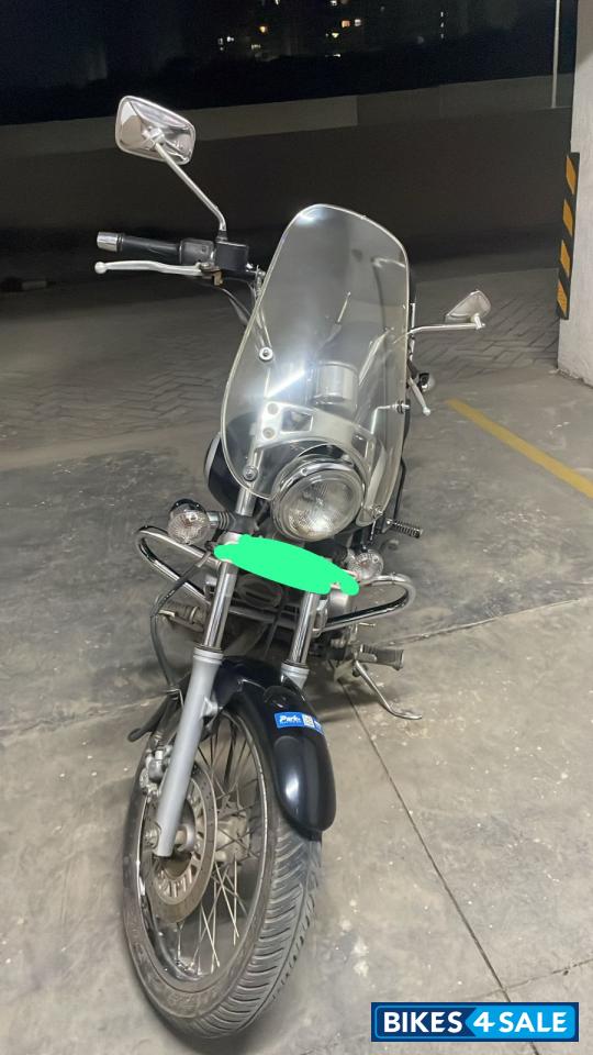 Black Bajaj Avenger 220 DTS-i