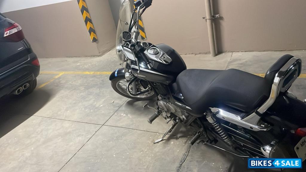 Black Bajaj Avenger 220 DTS-i