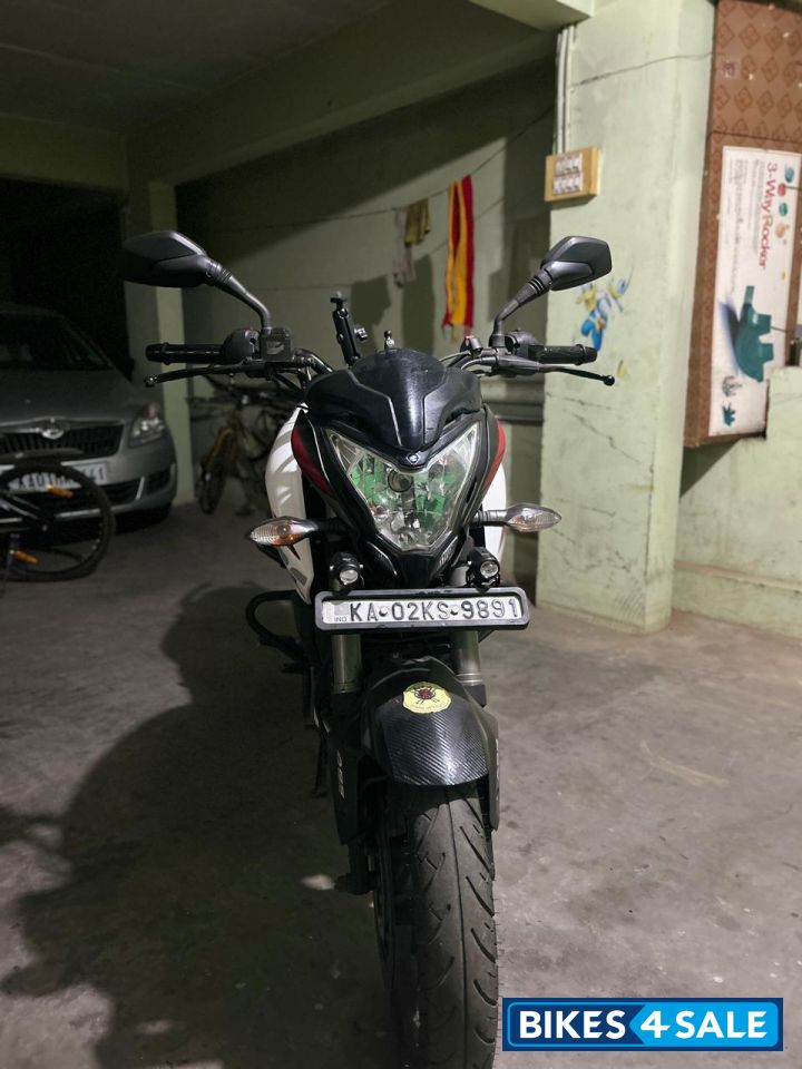 Pearl White Bajaj Pulsar NS 200 BS6