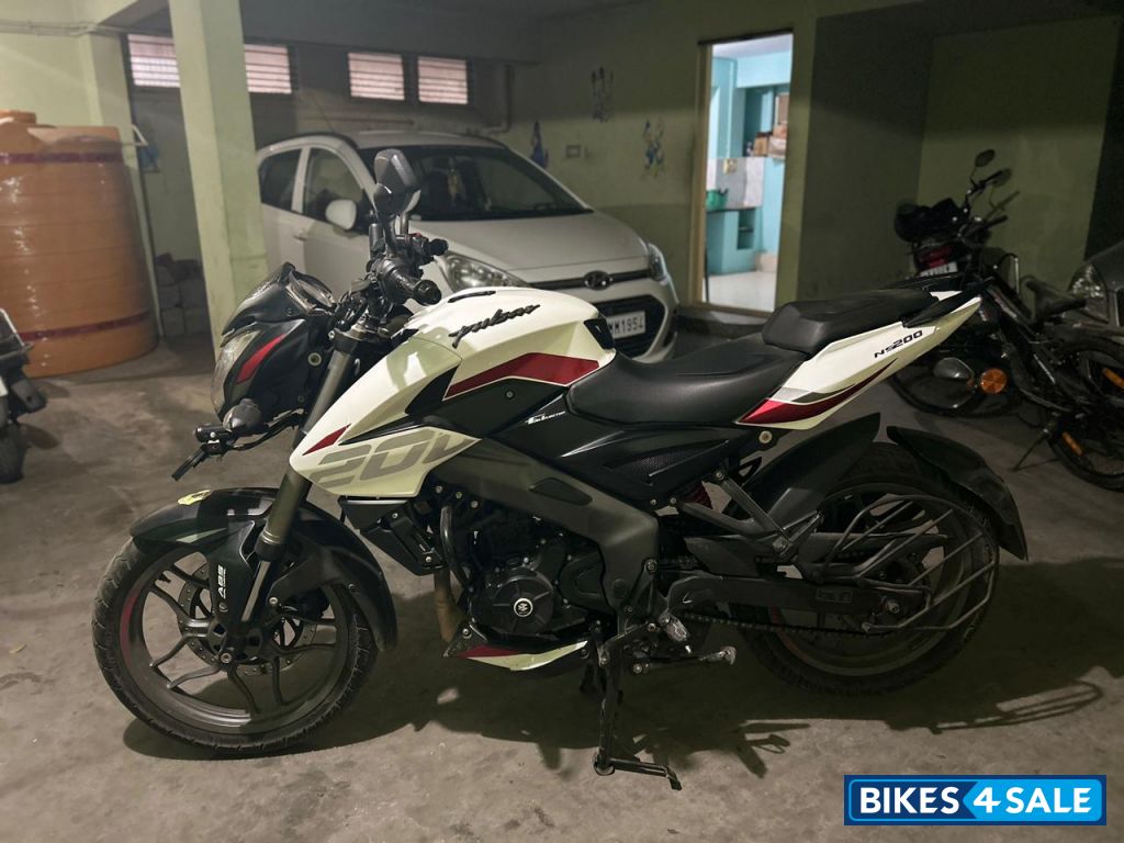 Pearl White Bajaj Pulsar NS 200 BS6