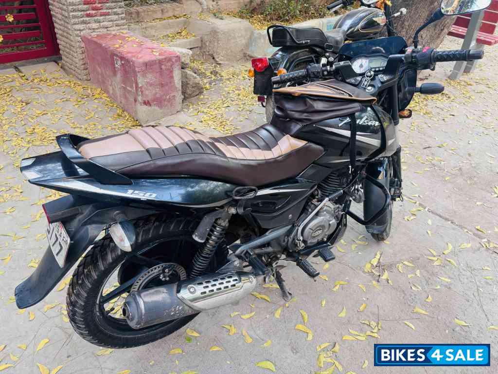 Black Bajaj Pulsar 150
