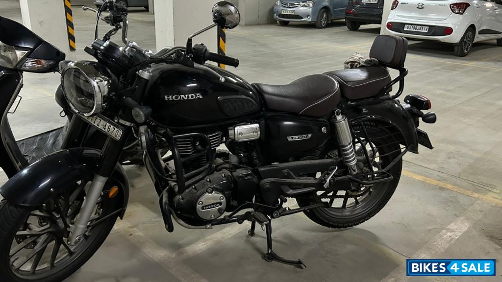 Black Honda CB350 DLX Pro
