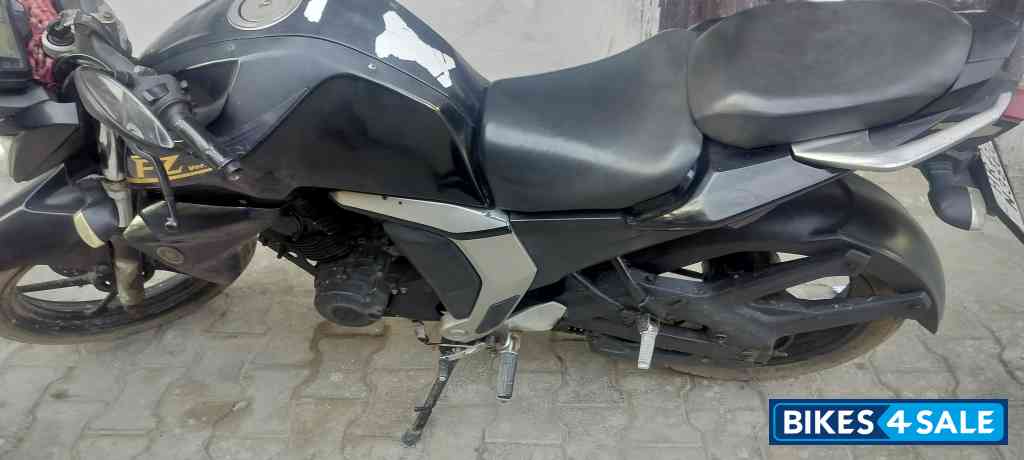 Black Yamaha FZ FI V2 Black Yamaha FZ FI V2