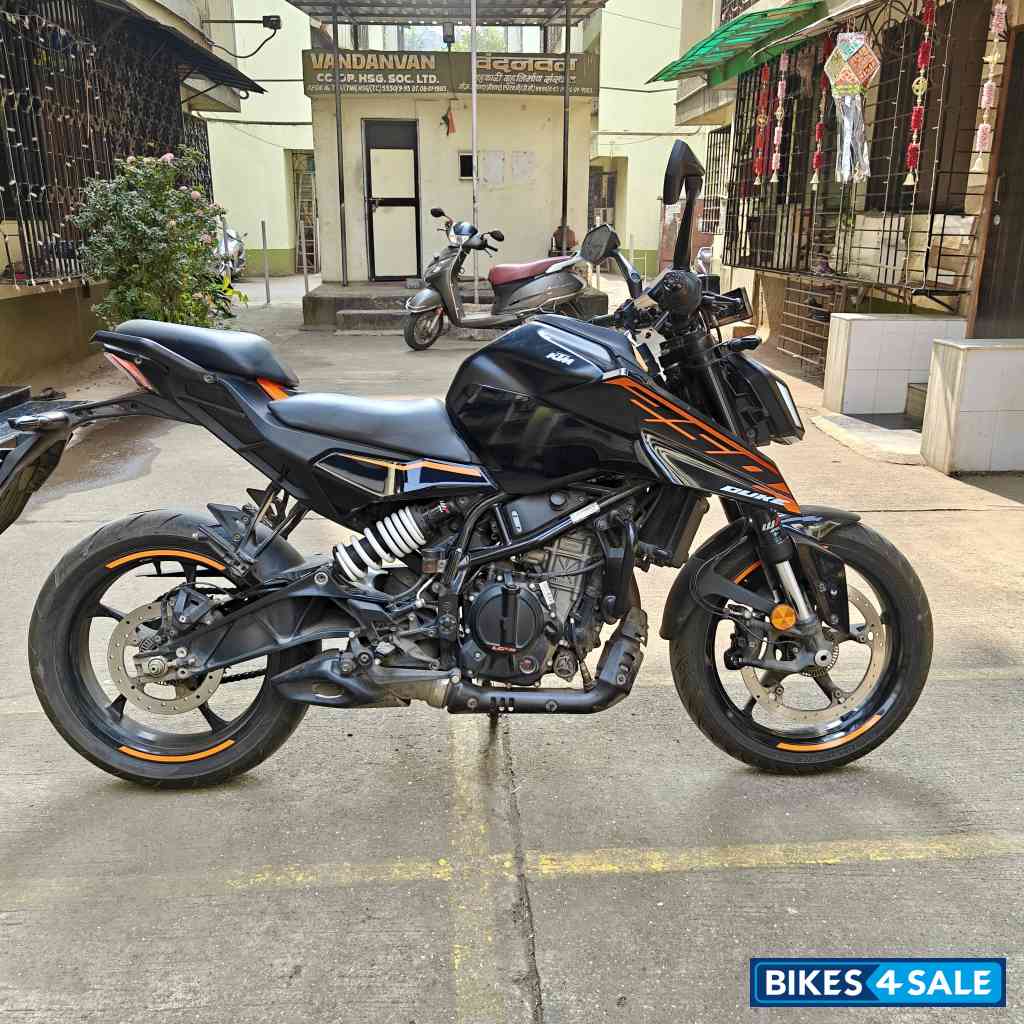 Ebony Black KTM Duke 250 2025