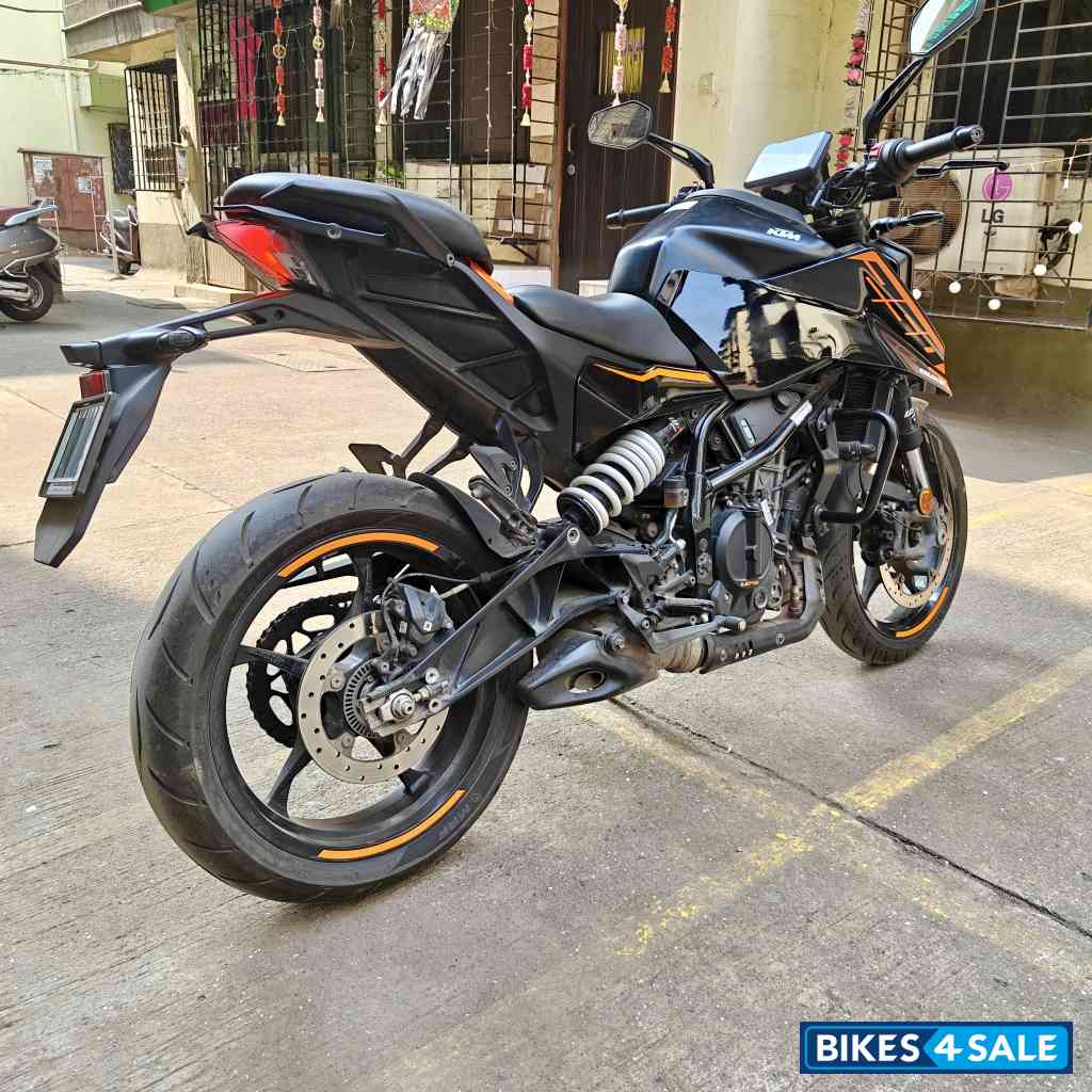 Ebony Black KTM Duke 250 2025