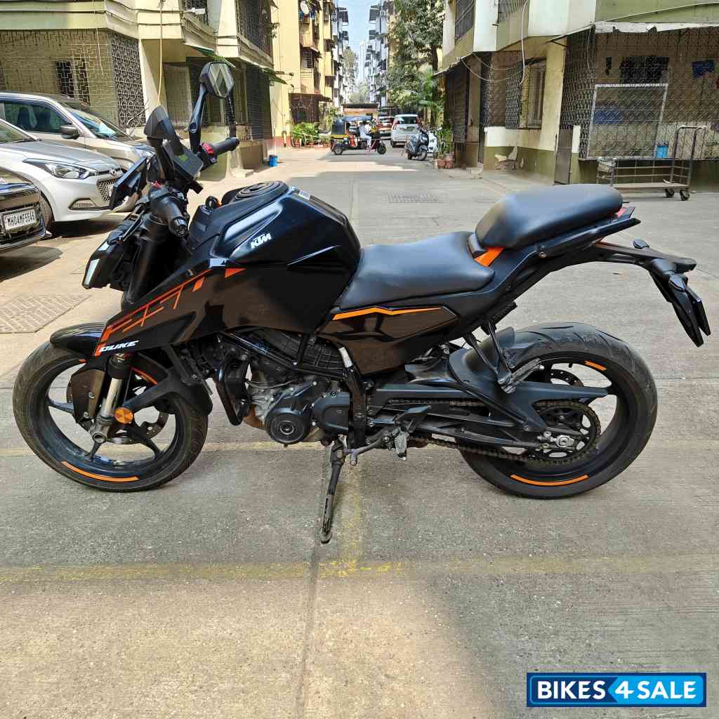 Ebony Black KTM Duke 250 2025