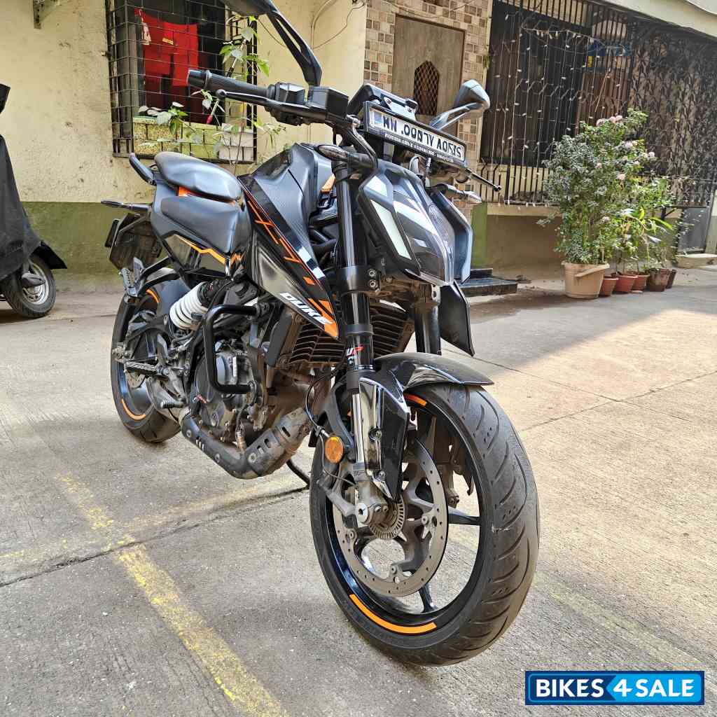 Ebony Black KTM Duke 250 2025