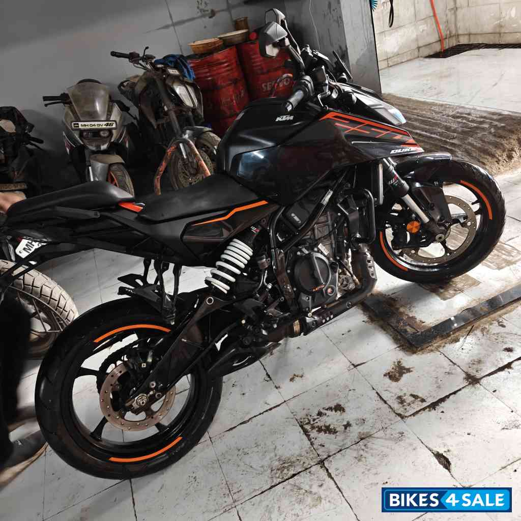 Ebony Black KTM Duke 250 2025