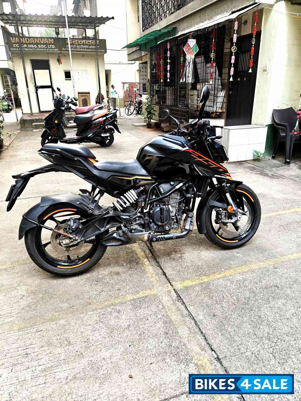 Ebony Black KTM Duke 250 2025