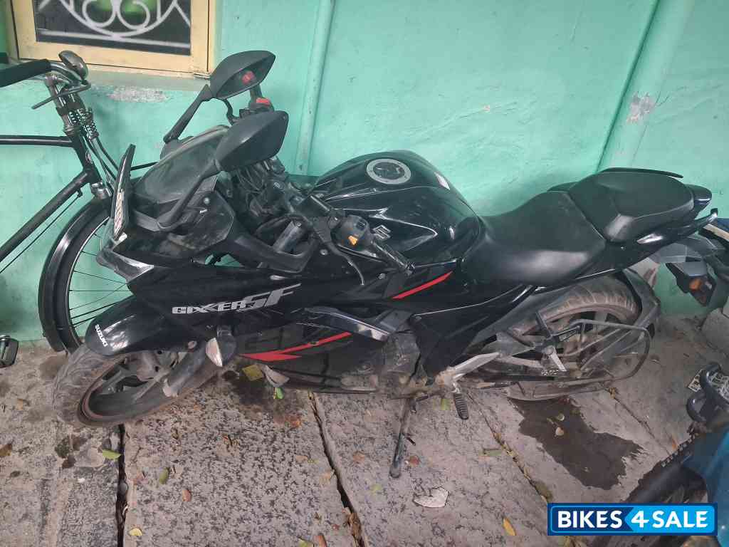 Black Suzuki Gixxer SF