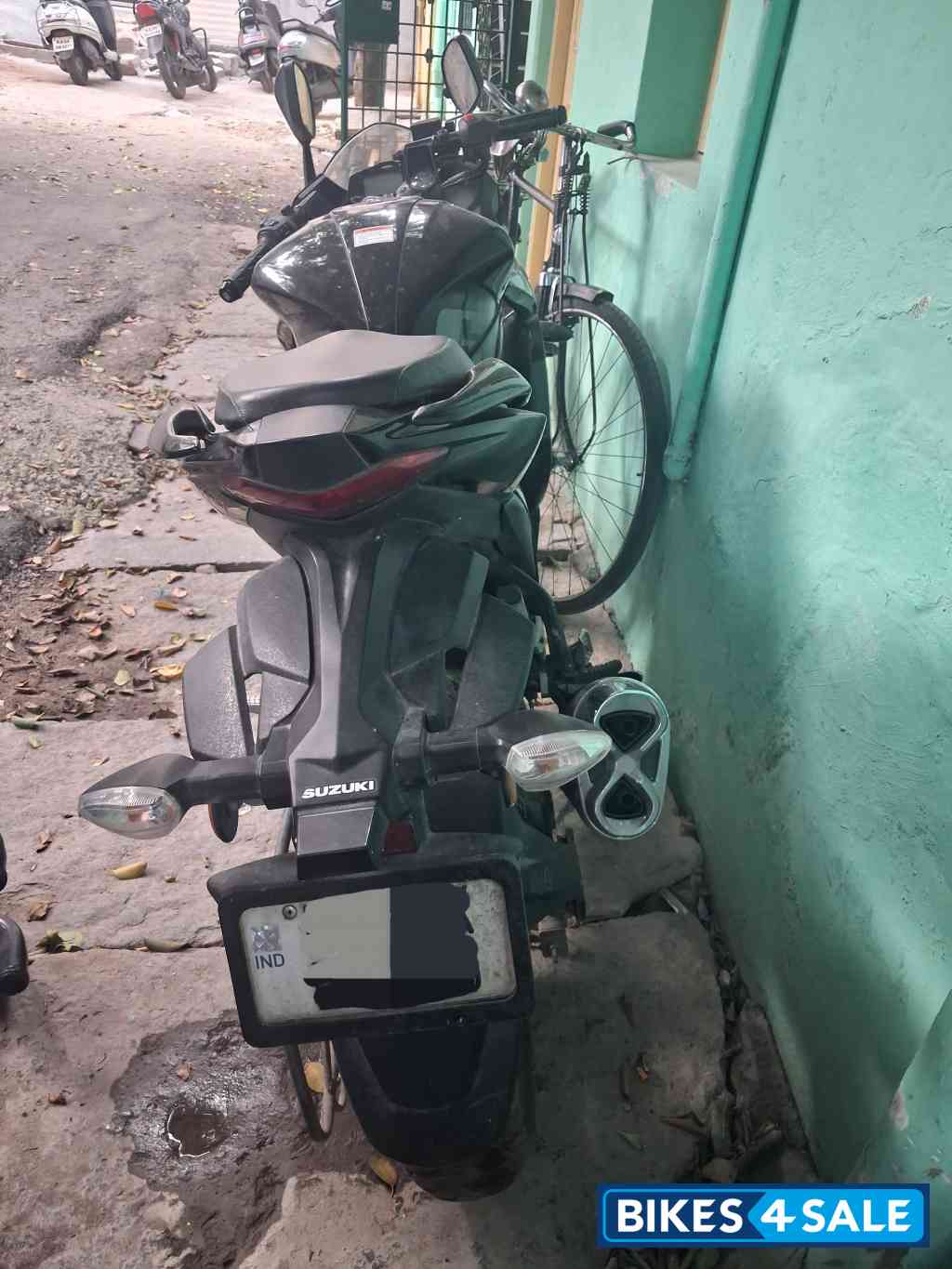 Black Suzuki Gixxer SF