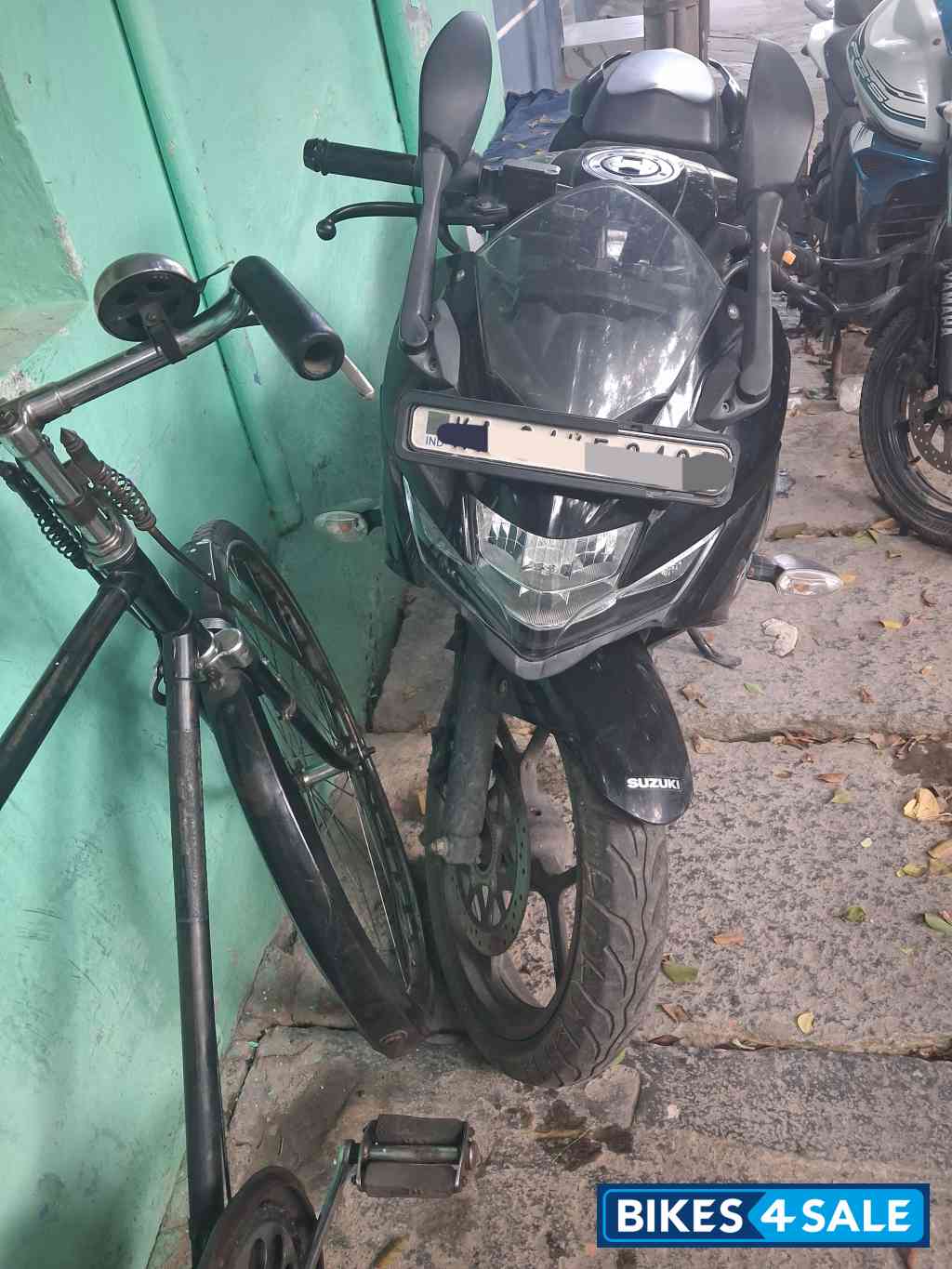 Black Suzuki Gixxer SF