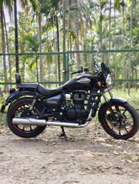 Stellar Black Royal Enfield Meteor 350