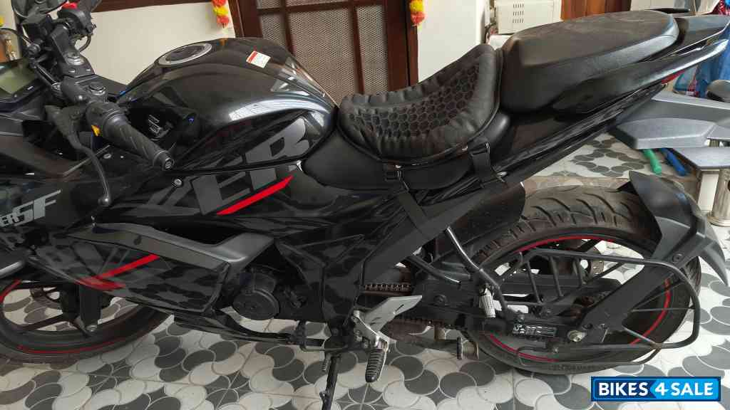 Black Suzuki Gixxer SF