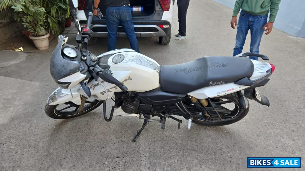 White TVS Apache RTR 180 ABS White TVS Apache RTR 180 ABS