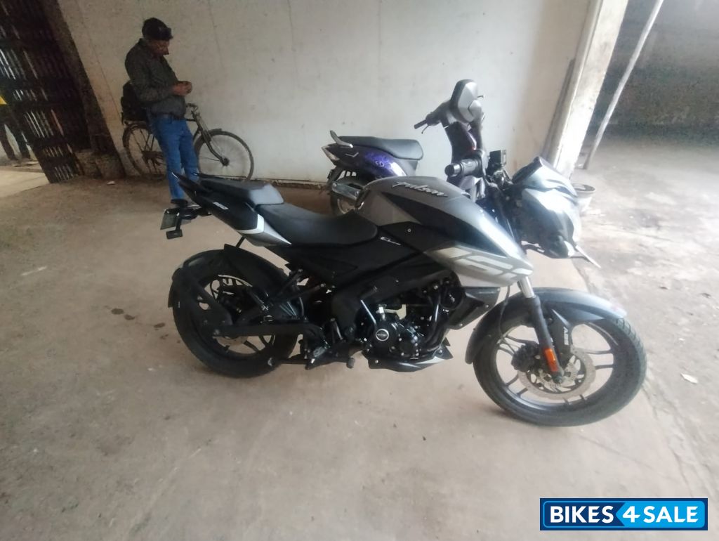 Gloss Grey Bajaj Pulsar NS 160