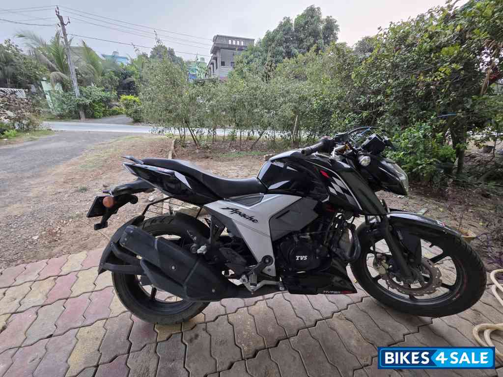 Black TVS Apache RTR 160 4V BS6