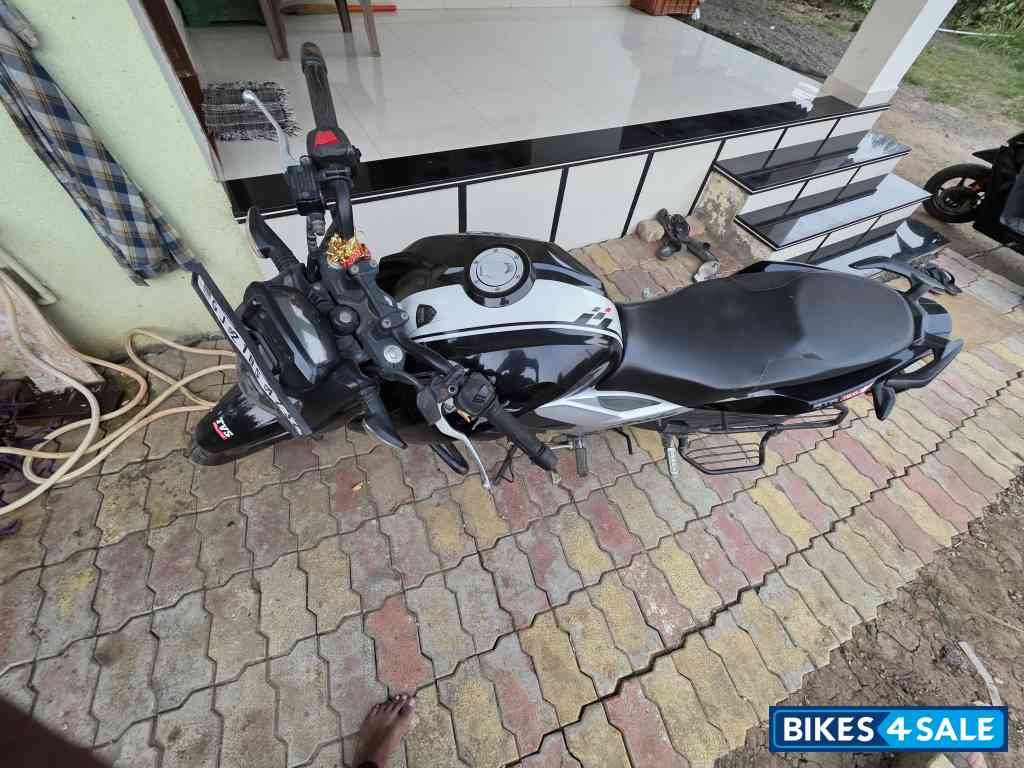 Black TVS Apache RTR 160 4V BS6