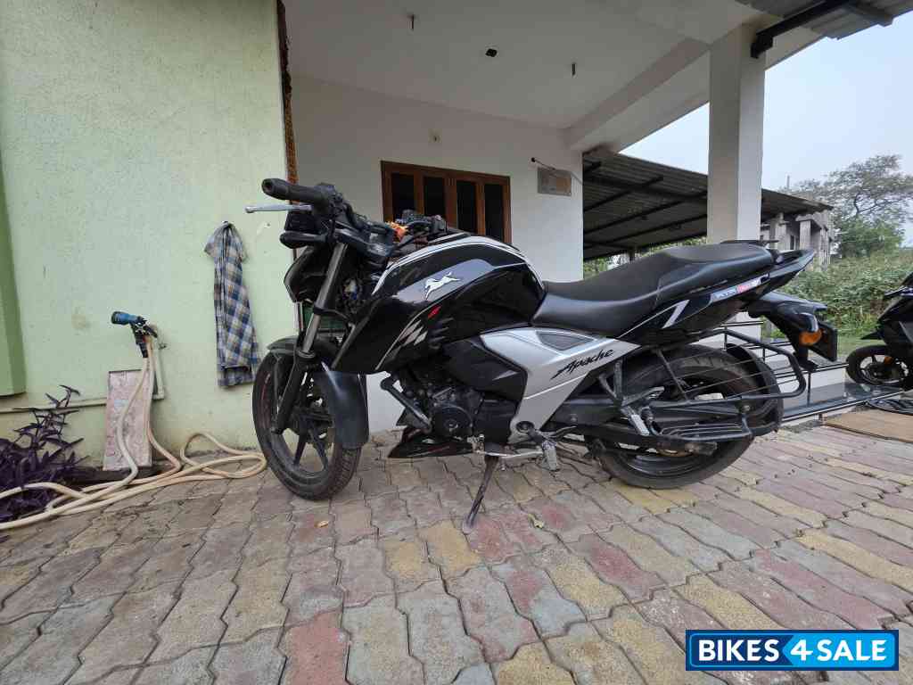 Black TVS Apache RTR 160 4V BS6