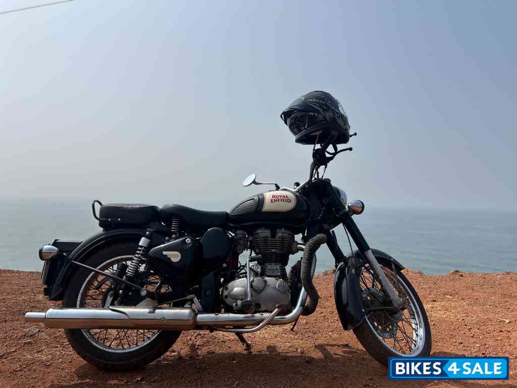 Black Royal Enfield Classic 350