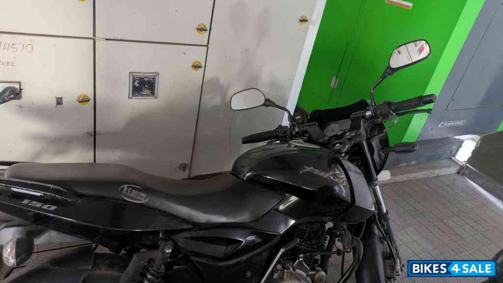 Black Bajaj Pulsar 150 Classic