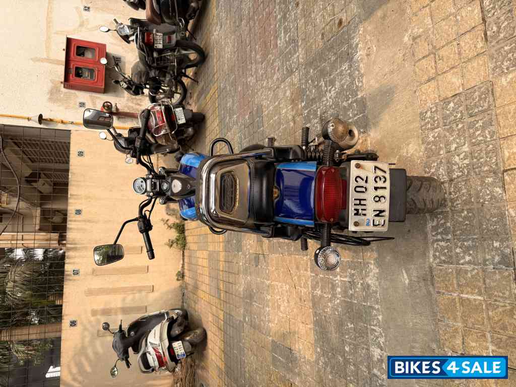 Customized Blue Bajaj Avenger Street 150