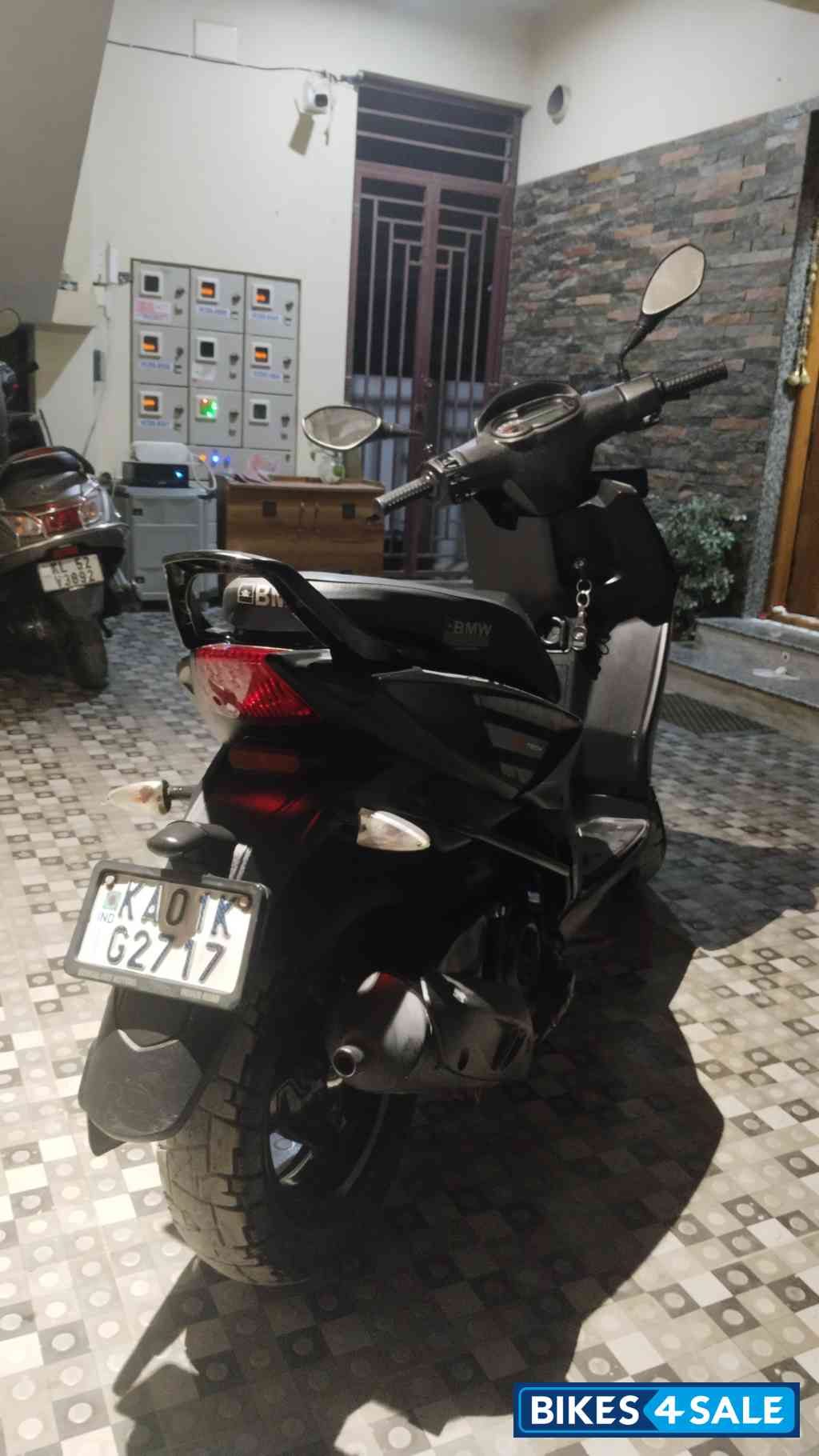 Black Aprilia Storm 125