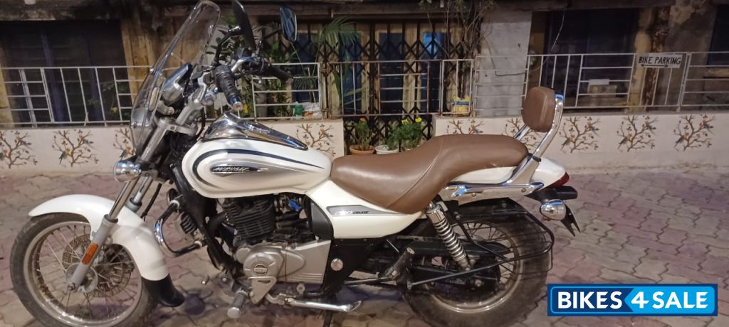 White Bajaj Avenger Cruise 220 BS6