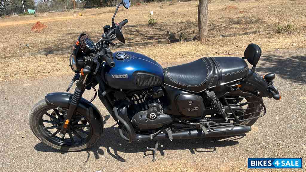 Yezdi Roadster Dual Tone Yezdi Roadster Dual Tone