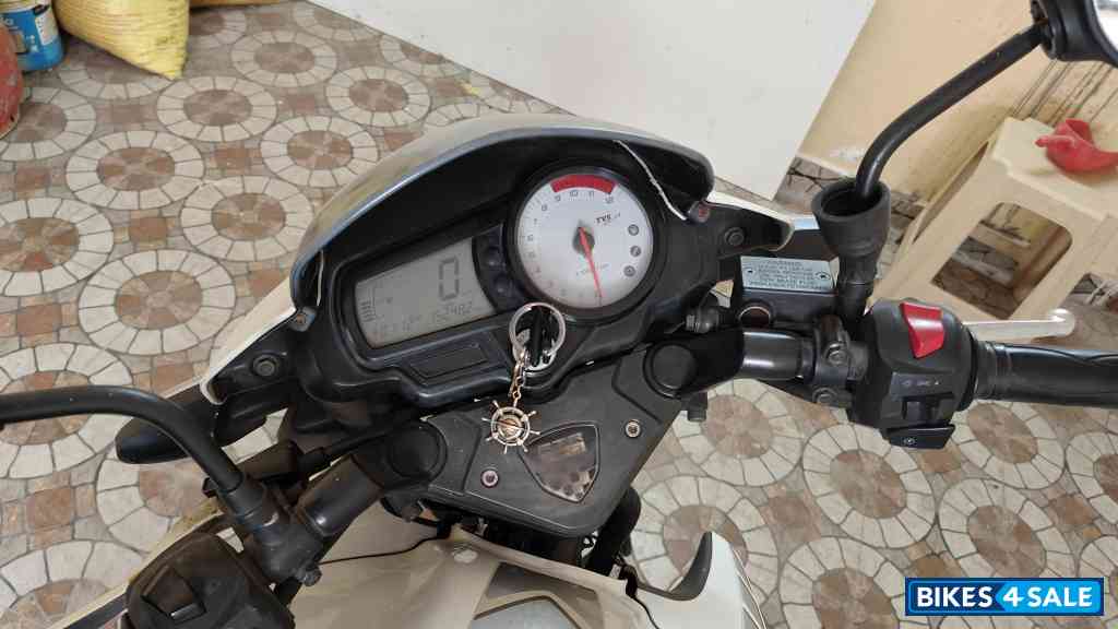 Pearl White TVS Apache RTR 180