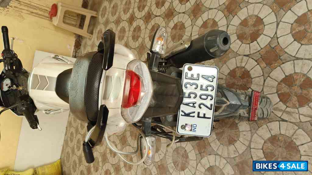 Pearl White TVS Apache RTR 180