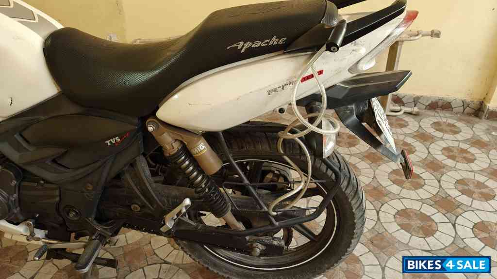 Pearl White TVS Apache RTR 180