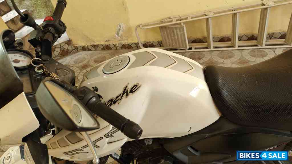 Pearl White TVS Apache RTR 180
