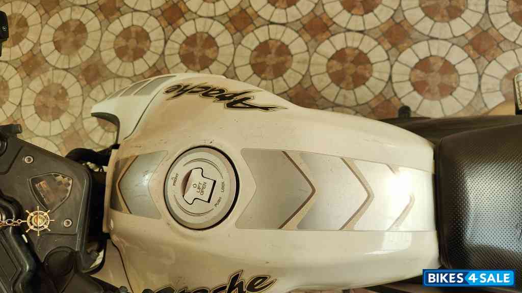 Pearl White TVS Apache RTR 180