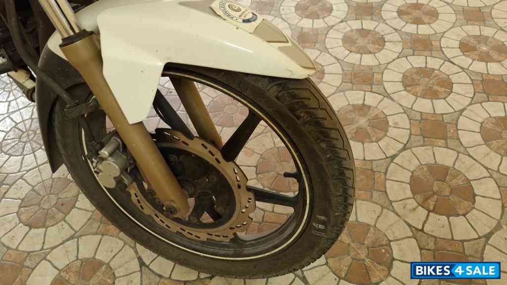 Pearl White TVS Apache RTR 180