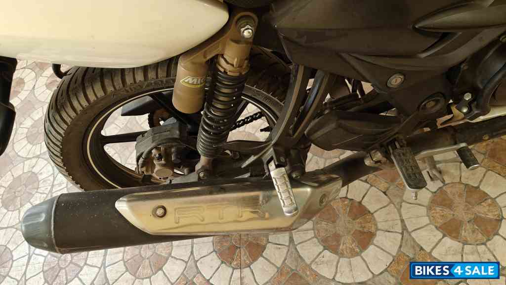 Pearl White TVS Apache RTR 180