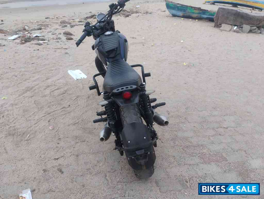 Yezdi Scrambler Dual Tone