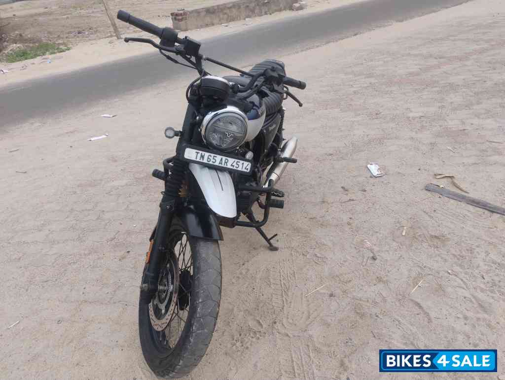 Yezdi Scrambler Dual Tone