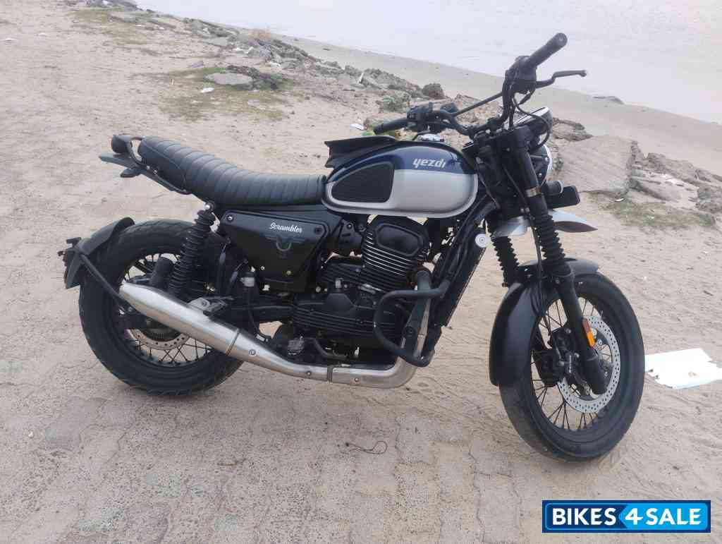 Yezdi Scrambler Dual Tone