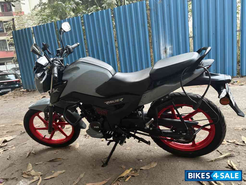 Nardo Grey TVS Raider iGO