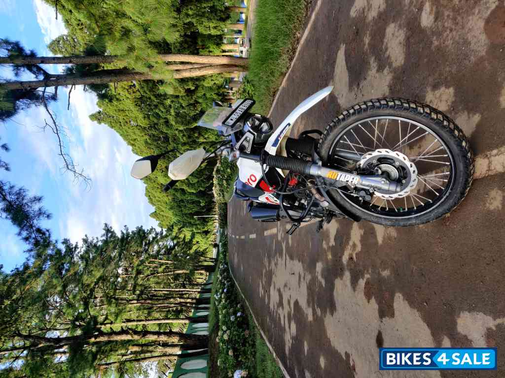 White N Red Hero Xpulse 200 4V Rally Edition