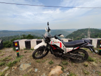 White N Red Hero Xpulse 200 4V Rally Edition