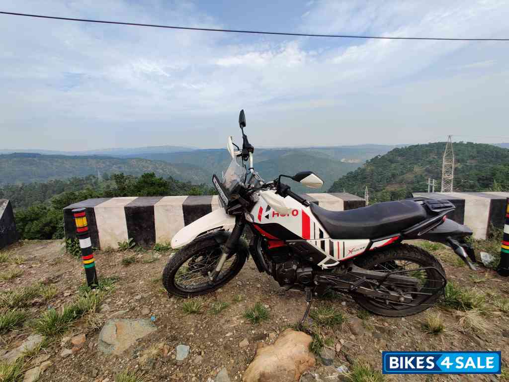 White N Red Hero Xpulse 200 4V Rally Edition