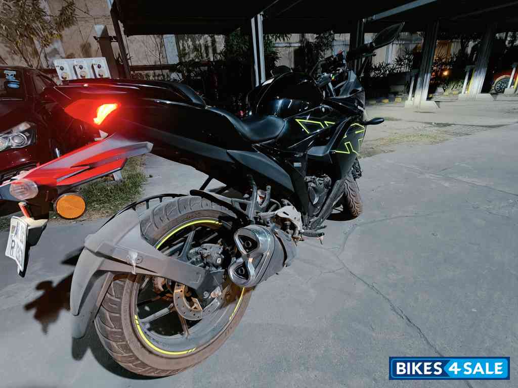 Black Suzuki Gixxer 150