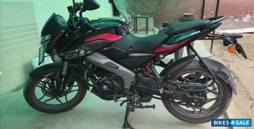 Black Bajaj Pulsar NS 160 2024