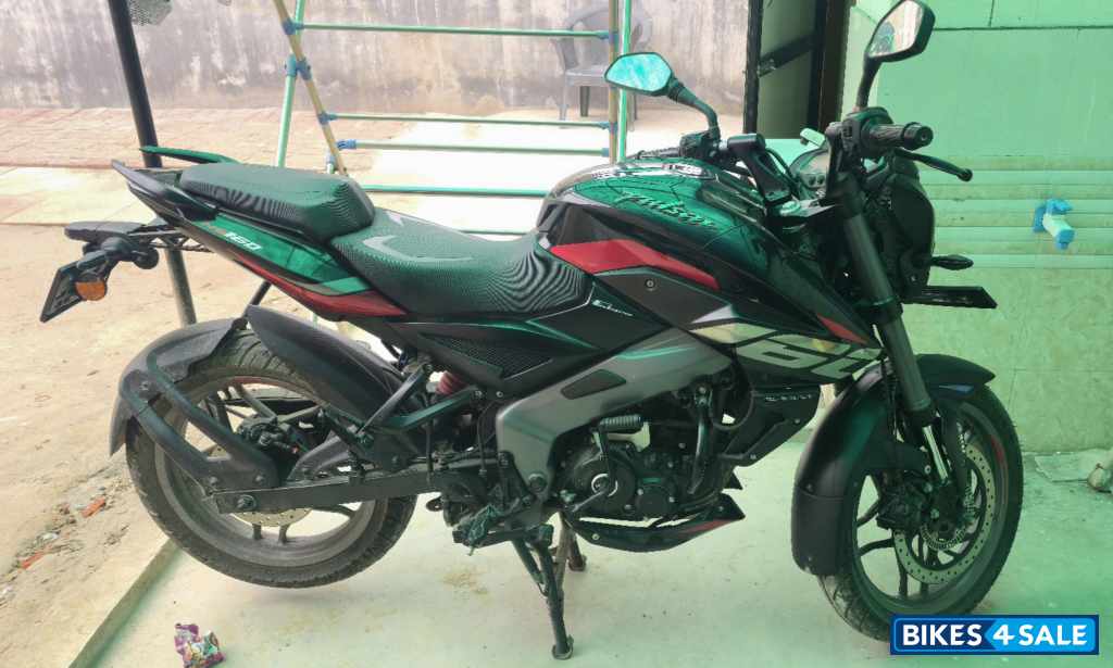 Black Bajaj Pulsar NS 160 2024