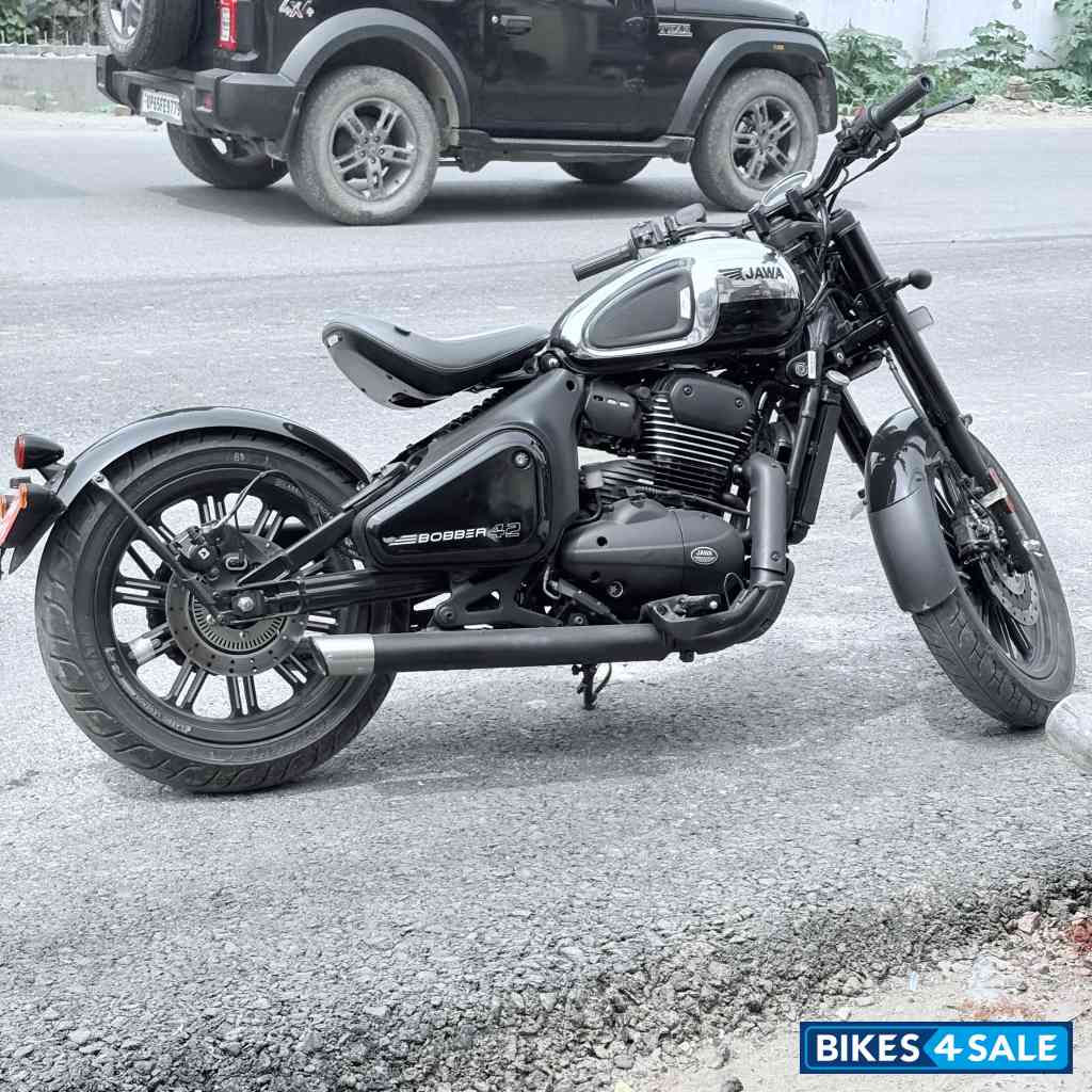 Jawa 42 Bobber Black Mirror