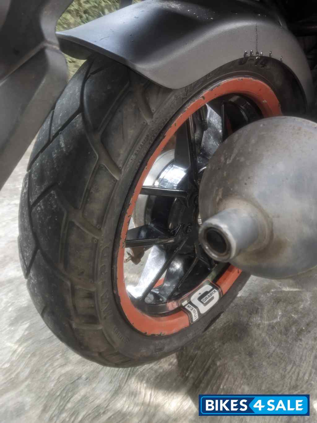 White Aprilia SR 150