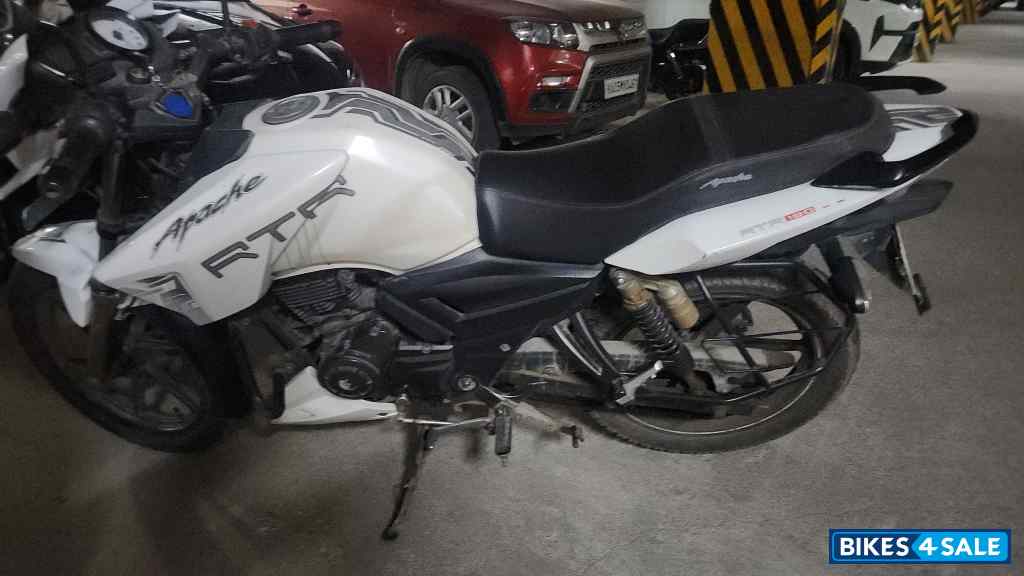 White TVS Apache RTR 180